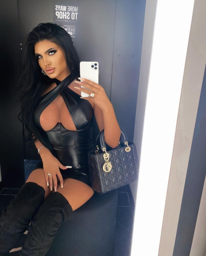 Halterneck klänning i konstläder