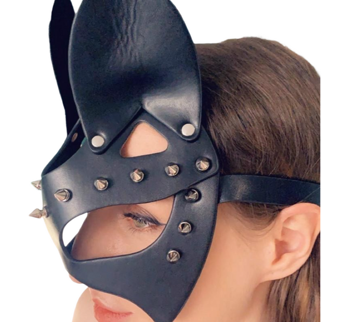 Mask in leather with rivets